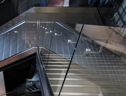 Garde-corps en verre extra-clair pour un escalier monumental